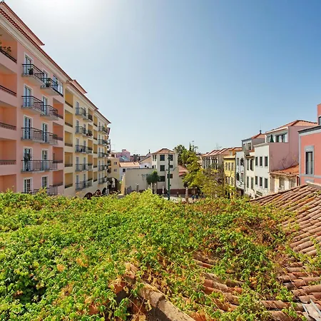 Host Albina フンシャル